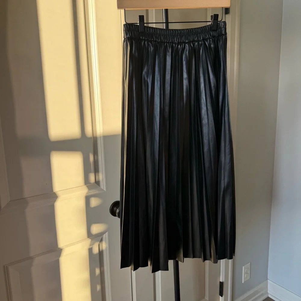 Sincerely Jules Black Faux Leather Pleated Midi Skirt Size M Anthropologie Style - Picture 4 of 4